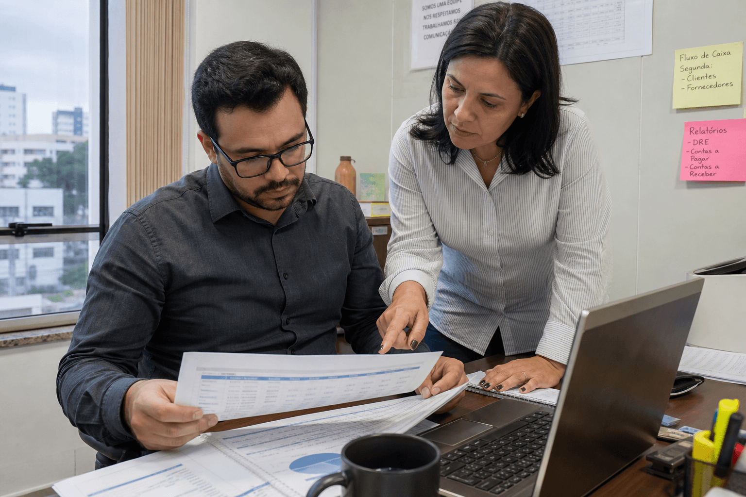 Equipe de PME em Porto Alegre analisando rotina financeira e administrativa